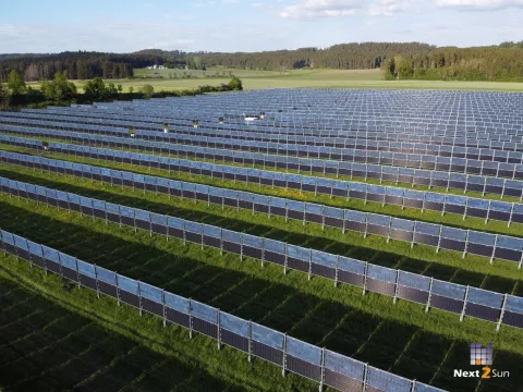 Eine landwirtschaftliche Wiese mit vielen Solarzäunen bei Sonnenlicht.